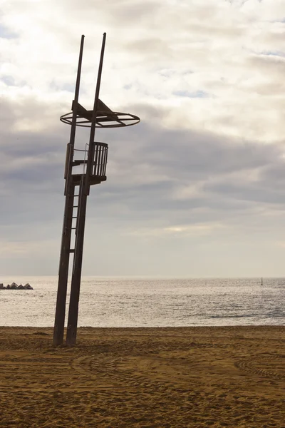 Torre de salva-vidas vazia pela manhã . — Fotografia de Stock