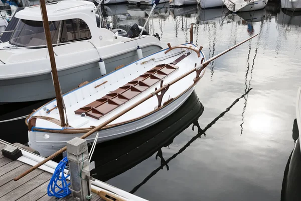 Wooden vintage boat mooring on the pier. — Stock Fotó