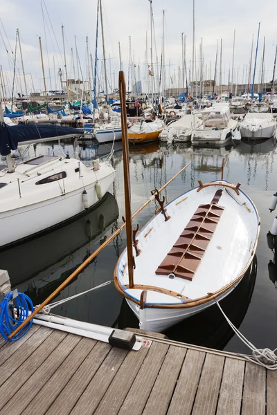 Wooden vintage boat moored in the pier. — Stock fotografie