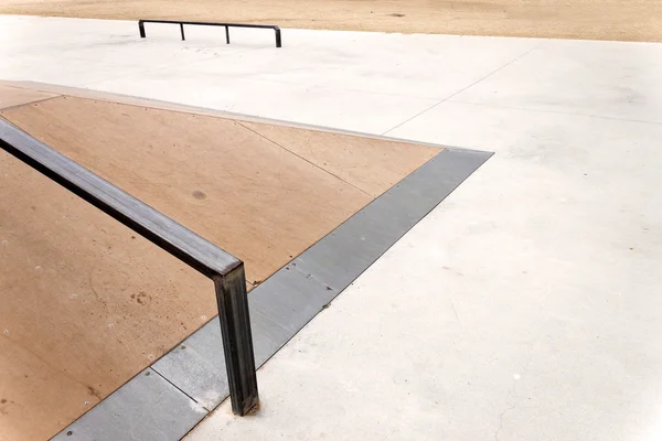 Jump box with rail in an empty skate park. — Stock Photo, Image
