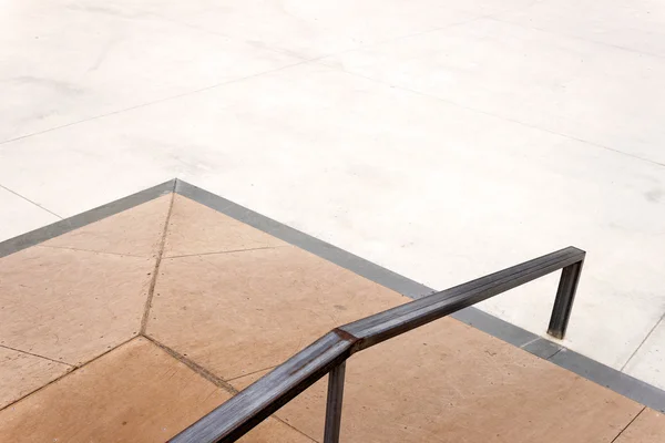 Git kutusu bir boş skate Park demiryolu ile.