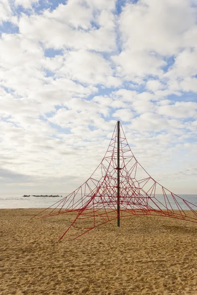 Touw piramide speeltuin in het strand — Stockfoto