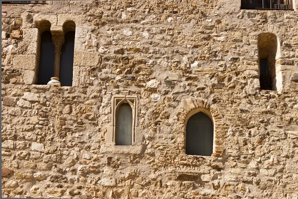 Facade with windows in the romanesque monastery of Sant Cugat — Stock Photo, Image