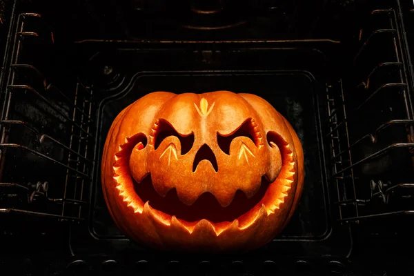 Vicces Halloween tök hasonlít a kínai sárkány fejét, sült — Stock Fotó