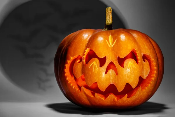 Ijesztő Halloween tök hasonlít a kínai sárkány fejét, és egy — Stock Fotó