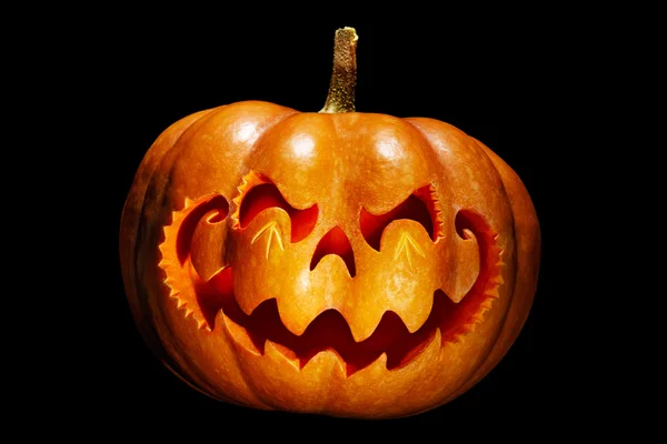 Mätänevä, pelottava Halloween kurpitsa muistuttaa kiinalainen lohikäärme pää, eristetty musta — kuvapankkivalokuva