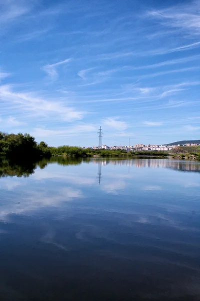 El cielo azul oscuro con nubes sobre el río —  Fotos de Stock