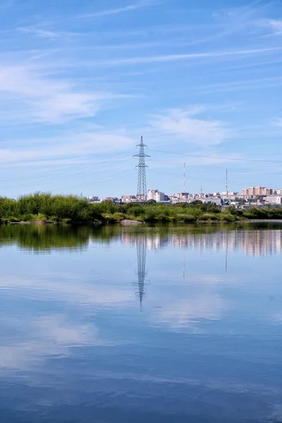 koyu mavi gökyüzü bulutlu Nehri üzerinde