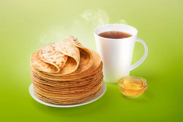 Stack of fresh baked pancakes with butter, honey and hot tea. — Stock Photo, Image