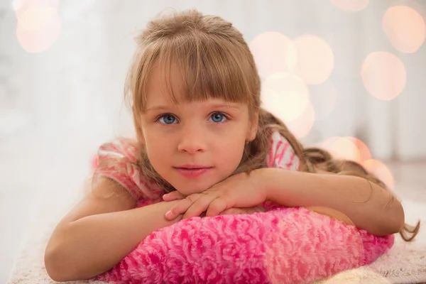 Cute little girl enjoying lying on the floor at home. Holiday li — Stock Photo, Image