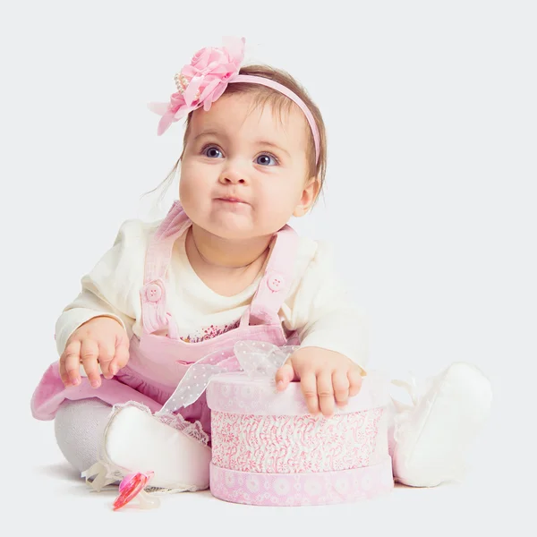 hediye kutusu ile katta oturan ve ararken kız bebek