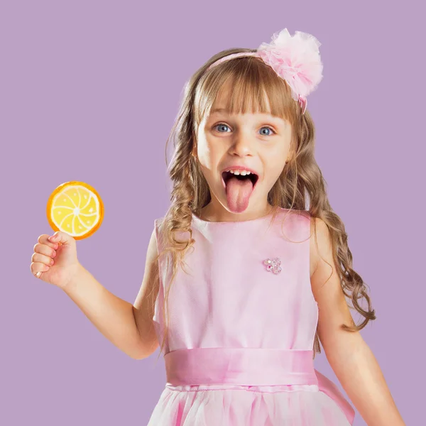 Küçük kız bir stüdyoda renk arka plan üzerinde poz. Holding bir