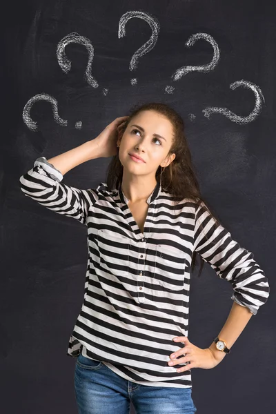 Eine Aufnahme der attraktiven jungen Frau, die vor der Tafel steht — Stockfoto