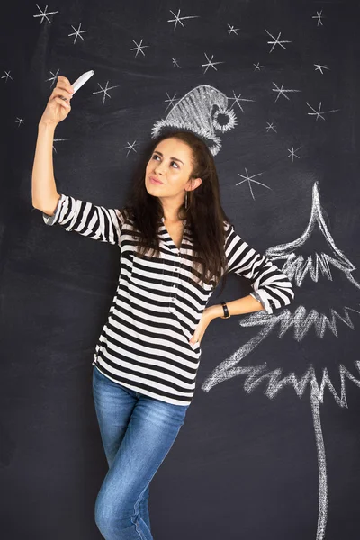 Karatahta önünde duran çekici genç kadın bir kadeh