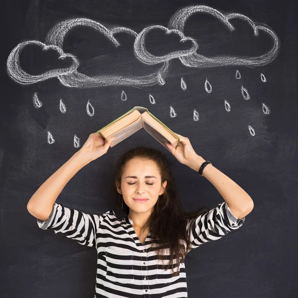 Bir blackboa önünde duran çekici genç kadın bir kadeh