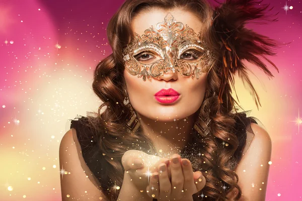 Güzellik karnaval maskesi içinde akıllı esmer kadın renk üzerinde ateş — Stok fotoğraf