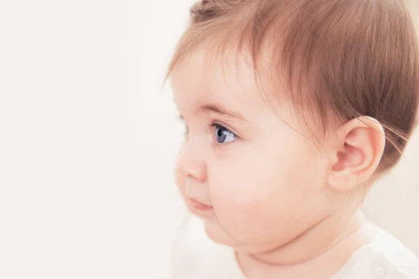 Primer plano de niña con ojos azules. Enfoque suave . —  Fotos de Stock