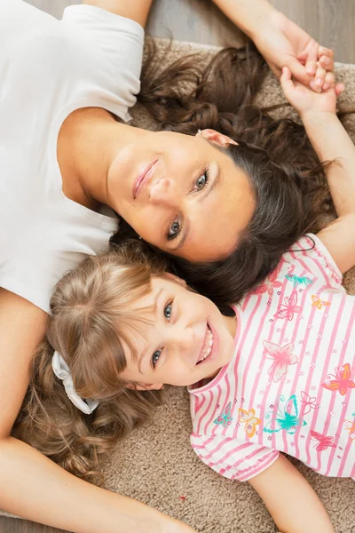 Mama i córeczka razem leżącego na podłodze — Zdjęcie stockowe