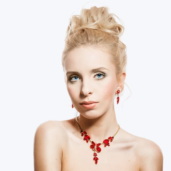 Portrait of beautiful blond woman with a ruby jewelry on. Natura — Stock Photo, Image