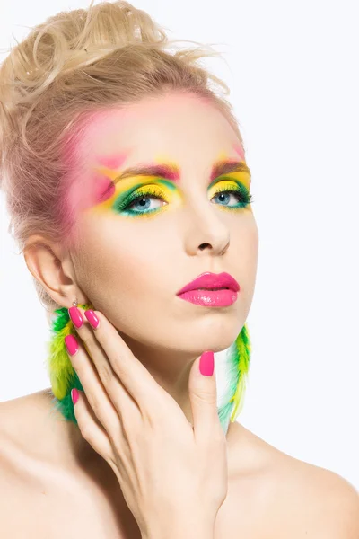 Retrato de mulher loira bonita. Maquiagem de verão colorido vívido — Fotografia de Stock