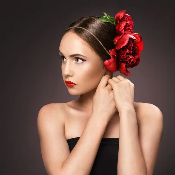 Portrait of glamorous brunette girl over dark background with bu — Stok fotoğraf