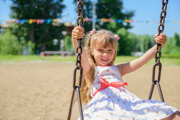 Szczęśliwa dziewczyna pięć lat sobie lato sukienkę zabawy Zdjęcia Stockowe bez tantiem