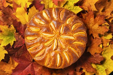 Elmalı turta sonbahar yaprakları ile ahşap masa üzerinde taze pişmiş