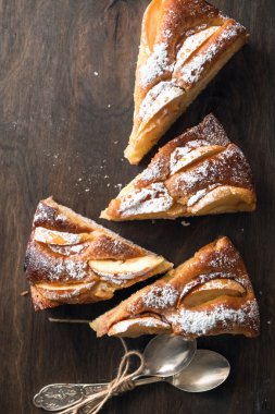 Ahşap masa üzerinde elmalı turta. Charlotte.