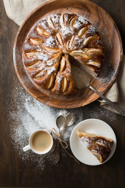 Ahşap masa üzerinde elmalı turta. Charlotte.