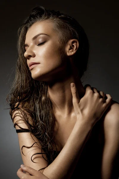 Uzun süre ıslak saçlar ile güzel genç kadın portresi. Düşük anahtar s