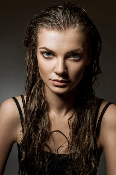 Retrato de una hermosa joven con pelos largos y húmedos. Tecla baja s —  Fotos de Stock