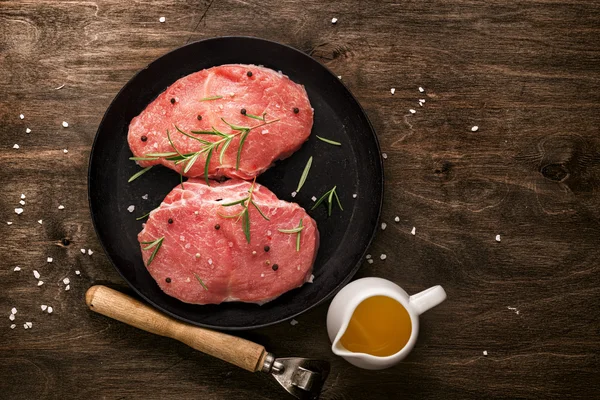 Pork cutlet. Two pieces of raw meat ready for preparation with g — Stock Photo, Image