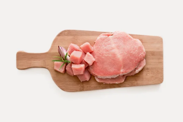 Viande de porc fraîche tranchée crue prête à être préparée avec du romarin — Photo