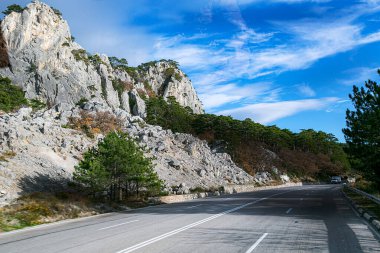 Sivastopol yolu Yalta. Kırım, kar beyazı bulutlarıyla, parlak mavi gökyüzüyle, dağlık araziyle, farklı dönemlerin mimarisiyle ve tabii ki denizle, Karadeniz 'le buluşur..
