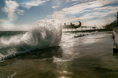 Dalgalar, deniz, gemi, bulutlar ve güneş. Rahatlamak için harika bir yer ve zaman. Bu Kırım, bu Yalta..