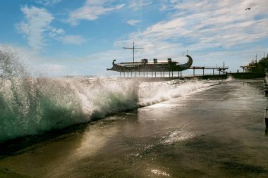 Dalgalar, deniz, gemi, bulutlar ve güneş. Rahatlamak için harika bir yer ve zaman. Bu Kırım, bu Yalta..