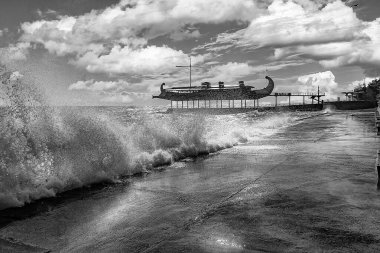 Dalgalar, deniz, gemi, bulutlar ve güneş. Rahatlamak için harika bir yer ve zaman. Bu Kırım, bu Yalta..