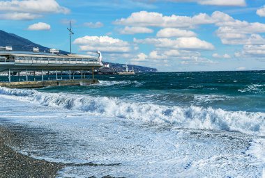 Dalgalar, deniz, gemi, bulutlar ve güneş. Rahatlamak için harika bir yer ve zaman. Bu Kırım, bu Yalta..