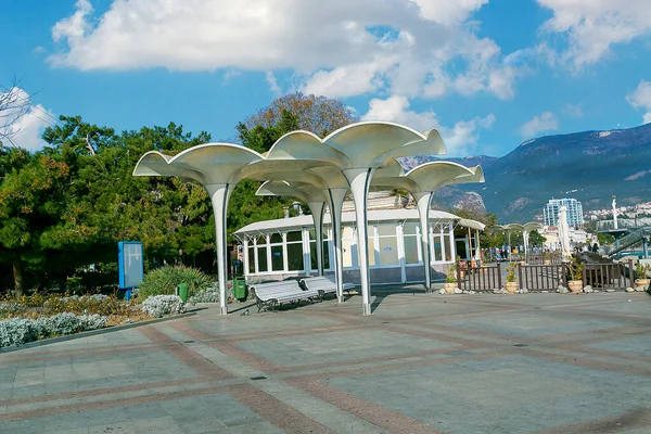 Yalta Hermosa Cualquier Época Del Año Montañas Con Gorras Nubes — Foto de Stock