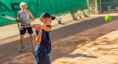 Genç tenisçi ilk yarışmalarına katılır. En zor atışları bile başarıyla yapıyor..