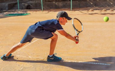 Genç tenisçi ilk yarışmalarına katılır. En zor atışları bile başarıyla yapıyor..