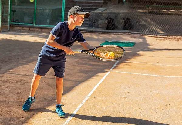 Genç tenisçi ilk yarışmalarına katılır. En zor atışları bile başarıyla yapıyor..
