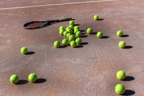 Everything is ready for the competition, rackets, balls and court.