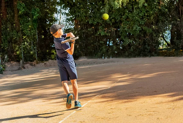 競技の準備をしている若いスポーツマンのテニス選手 暑い夏緊張した彼はアウターを脱いだ — ストック写真