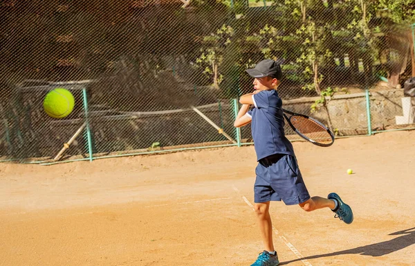 競技の準備をしている若いスポーツマンのテニス選手 暑い夏緊張した彼はアウターを脱いだ — ストック写真