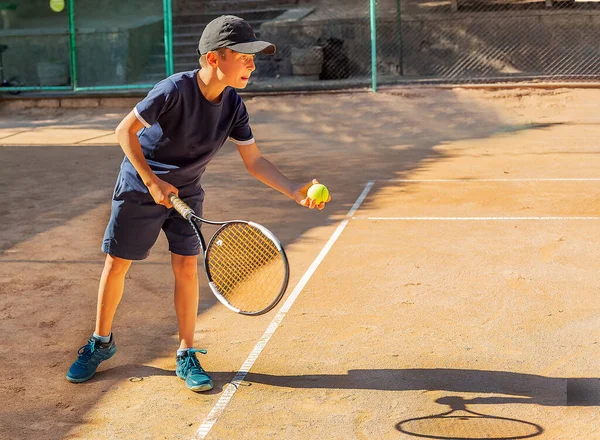 若いテニス選手は彼の最初の競技会に参加する 彼は成功裏に最も困難なボールを扱う — ストック写真