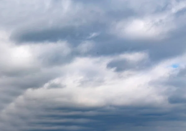 Nuvens Várias Configurações Branco Rosa Trovoada Escuro Pôr Sol Cirro — Fotografia de Stock