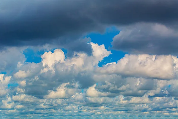 Beyaz, pembe, sağanak, karanlık, günbatımı, sirrus, kümülüs gibi çeşitli şekillerde bulutlar. Reklamınızın kalitesini arttıracak fotoğraflar..