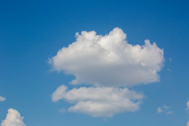 Beyaz, pembe, sağanak, karanlık, günbatımı, sirrus, kümülüs gibi çeşitli şekillerde bulutlar. Reklamlarınızın kalitesini arttıracak fotoğraflar..