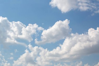 Beyaz, pembe, sağanak, karanlık, günbatımı, sirrus, kümülüs gibi çeşitli şekillerde bulutlar. Reklamlarınızın kalitesini arttıracak fotoğraflar..